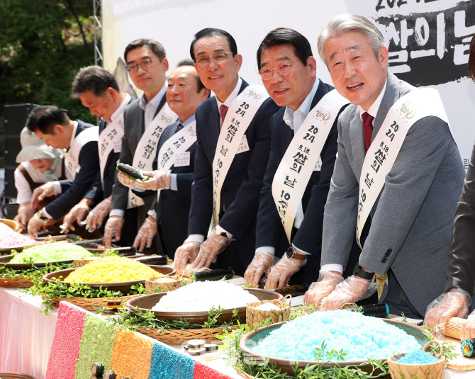 [포토] '쌀의 날' 8색 김밥만들기 참여한 강호동 농협회장