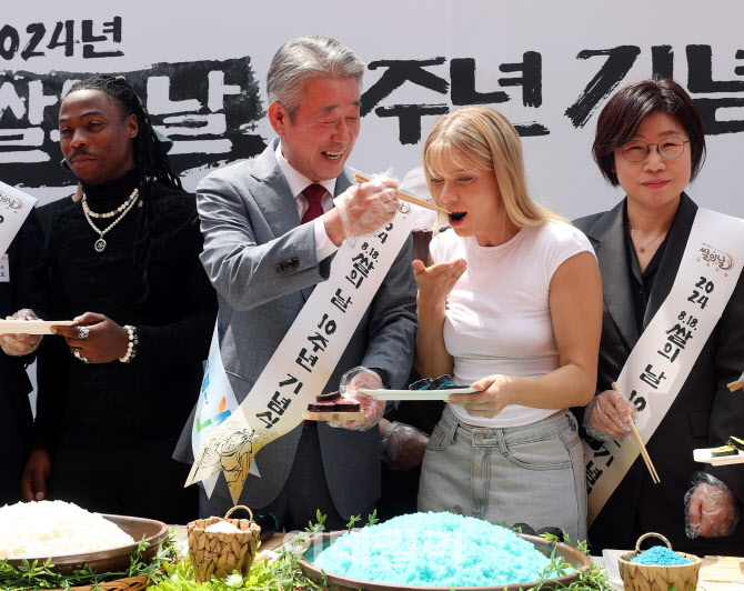 [포토] 외국인과 김밥시식하는 강호동 농협회장