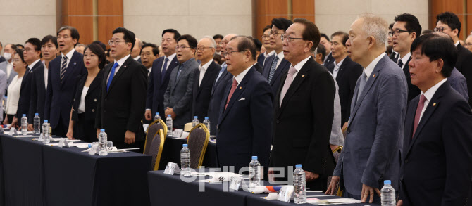 [포토]애국가 제창하는 이종찬 광복회장-김진 부회장