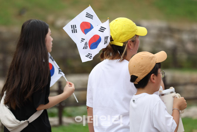 [포토]머리에 꽃은 태극기