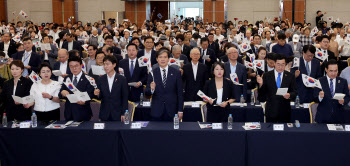 반쪽된 광복절 경축식…국회의장 불참하고 野 따로하고