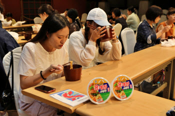 옷칠 면기 담긴 라면 맛은? 농심 '전통문화 행사' 케잇데이 성료