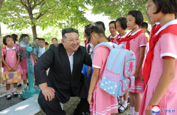 김정은, 연일 ‘인민 챙기기’…수재민 학생들에게 학용품 전달