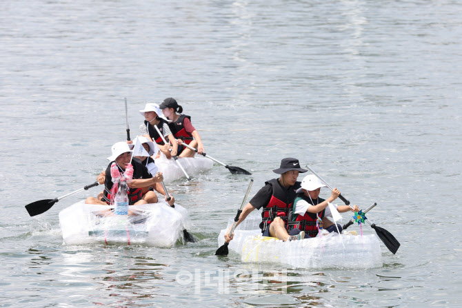 [포토]직접 만든 배를 한강에 띄워요