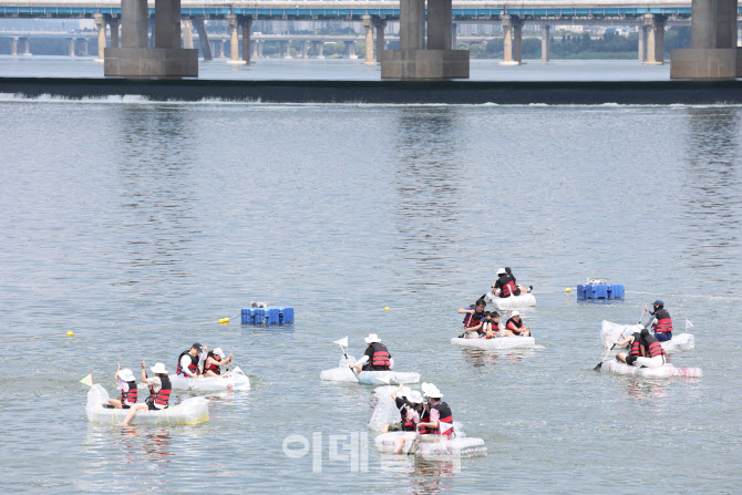 [포토]노젓는 참가자들