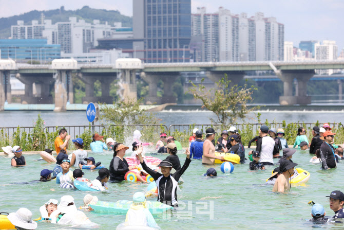 [포토]폭염 잊게하는 도심 속 수영장