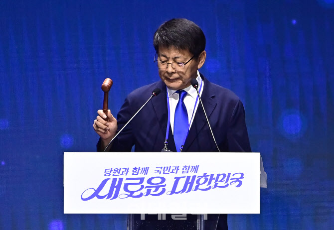 [포토]의사봉 두드리는 서삼석 더불어민주당 임시의장