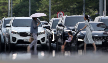 기상전문가 “한 달 늘어난 여름, 예년보다 센 태풍 온다”