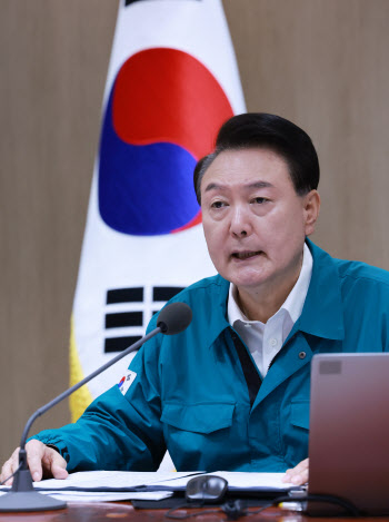 尹 "반국가세력 곳곳 암약…전 국민 항전의지 강구해야"