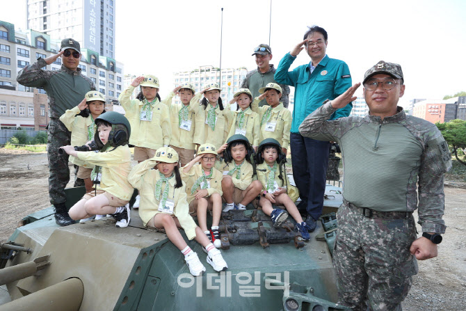 [포토]이동환 고양시장, 시민 안보·안전 체험행사 참석