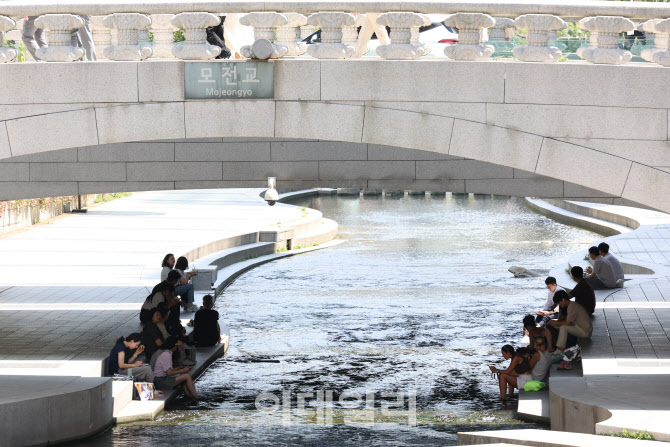 [포토]청계천에 발 담구는 시민들