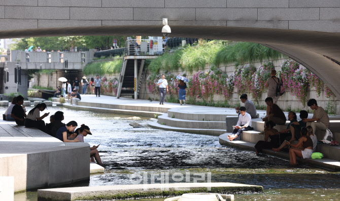 [포토]무더위 식히는 시민들