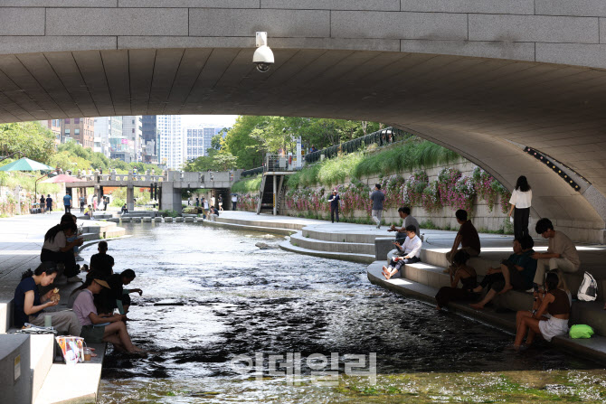 [포토]연이은 폭염 청계천에서 식히는 시민들