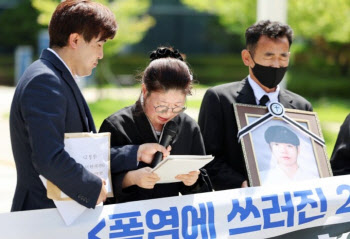 “폭염에 쓰러진 아들, 사진만 찍고 데려가라니”…어머니는 울었다