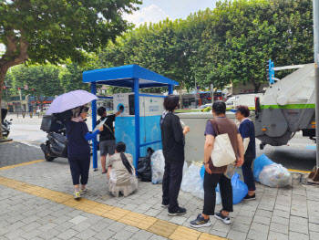 "몇 백원이라도"…폭염에도 페트병 버리려 '오픈런'하는 시민들