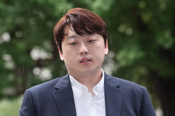 경찰 출석한 박단 비대위원장…“전공의 집단 사직, 의협 사주 없었다”