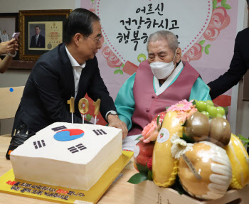 한총리, 최고령 광복군에 큰절 “101번째 생신 축하 드립니다”