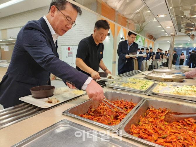 [포토] '천원의 아침밥' 참여하는 박서홍 농업경제대표