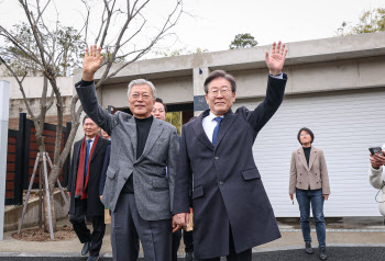 이재명 2기 지도부, 문재인 예방…'통합' 강조하는 친명 지도부