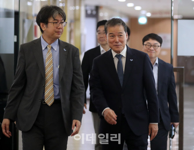 [포토] 외신기자클럽 입장하는 김영호 통일부장관