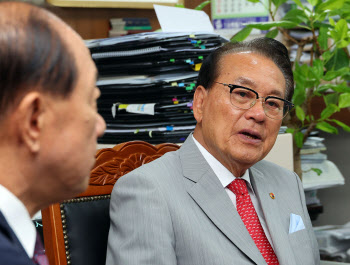 “노인복지당 뽑아줘”…김호일 노인회장, 선거법 위반 경찰 조사