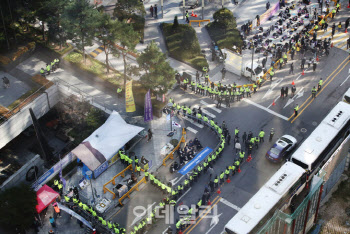 '소녀상'에 몸 묶고 극우단체 맞불 시위한 대학생 벌금형