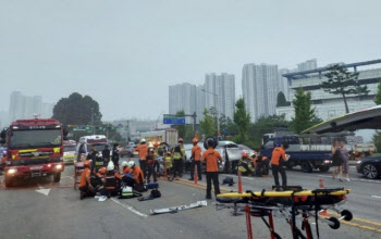 안산서 승합차가 버스 들이받고 전복…4명 사망