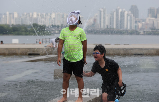 [포토]'물놀이 계속'