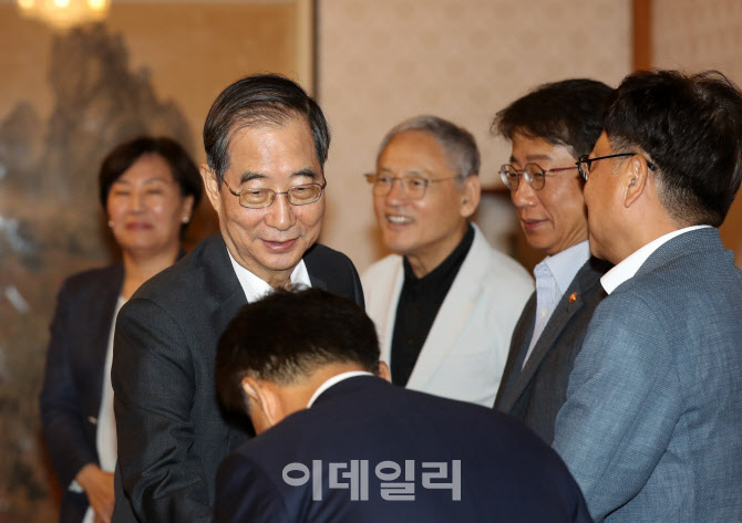 [포토]고위당정협의회 앞서 참석자들과 인사 나누는 한덕수 총리