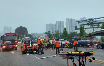 ‘5명 사망’ 인력업체 車운전자 “노란불에 지나가려다” 진술