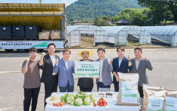 맥도날드·신세계푸드, 폐배지 재활용한 친환경 비료 전달