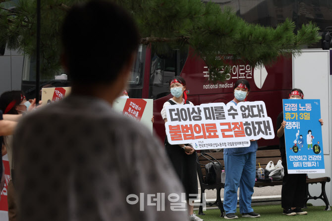 [포토]출근길 선전전 지켜보는 환자