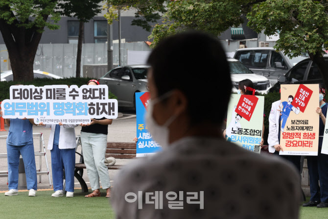 [포토]국립중앙의료원 노조 선전전 지켜보는 환자