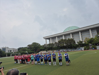 축구로 만난 여야, 사이좋게 한 골씩…"정치도 축구처럼"