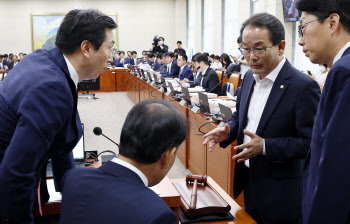 김 여사 명품백·독립관장 두고 정무위서 난타전…27일 운영위서 2차전