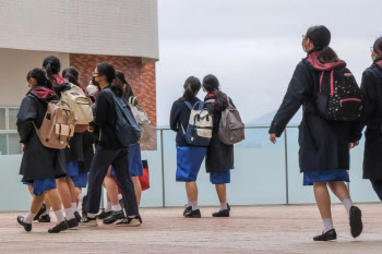 “성충동 느끼면 배드민턴 쳐라”…조롱거리 된 중학생 성교육 교재