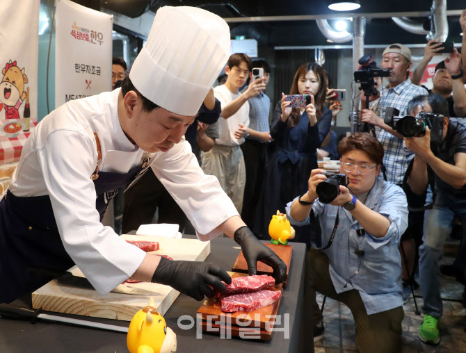 [포토] 한우 커팅 시연하는 윤원석 셰프