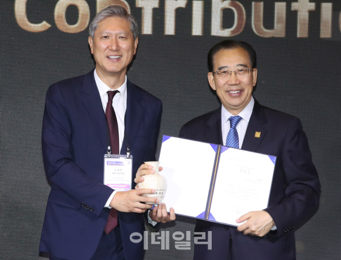 [포토]우하이롱 중국공공외교협회 회장, 동아시아 교류 협력 공로상 수상