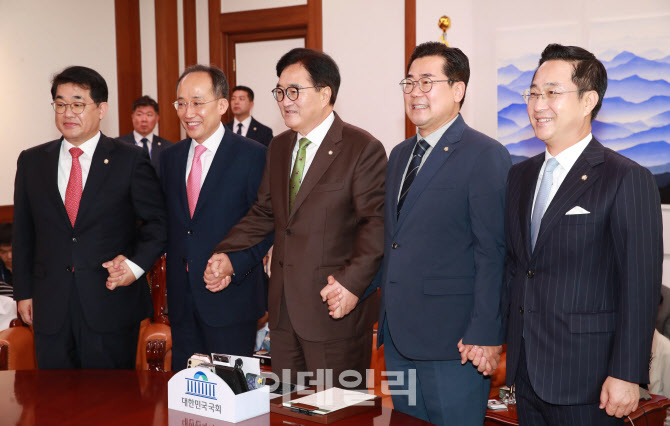 [포토]우원식 국회의장, '여야 원내대표 회동 주재'