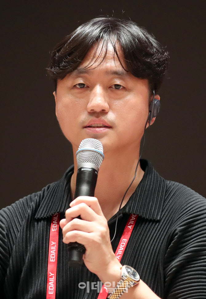 [포토]좌장맡아 토론진행하는 홍성민 토큰증권 전문 유튜버
