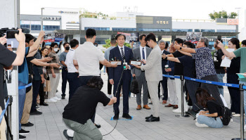 검찰 출두 조국 대표 "檢, 3년째 文 전 대통령 먼지떨이만"