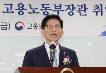 김문수 고용노동부 장관 첫 업무지시…"임금체불 사업주에 엄정대응"