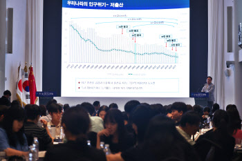 늙어가는 한국.. "30년 안에 전 세계 '톱' 찍는다"