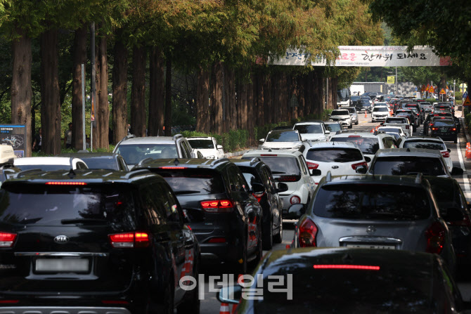 [포토]추석 앞두고 성묘객들 차량으로 북적