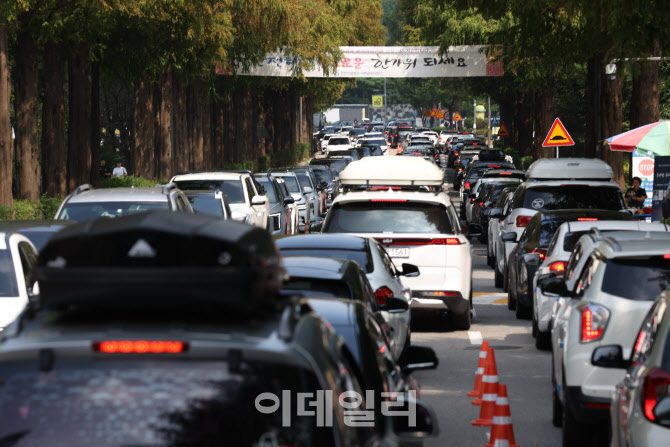 [포토]추석 앞두고 성묘객 차량으로 북적