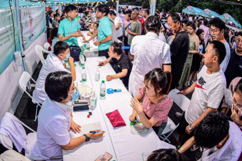 외인 투자 급한 中, 제조업 제한 폐지하고 병원 문도 열었다