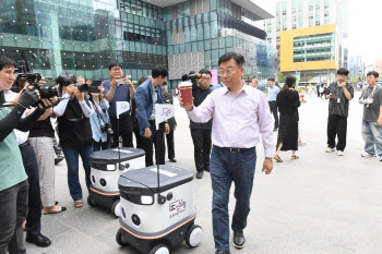 도심 달리는 '자율주행 배달로봇' 성남 판교역에 전국 최초 도입