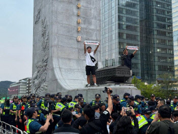 이순신 동상서 시위한 민주노총 조합원 구속영장 기각