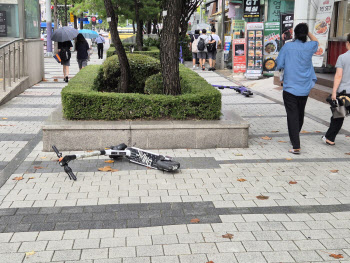 길 위에 널브러진 전동킥보드, '나몰라라 주차'에 도심 흉물 전락