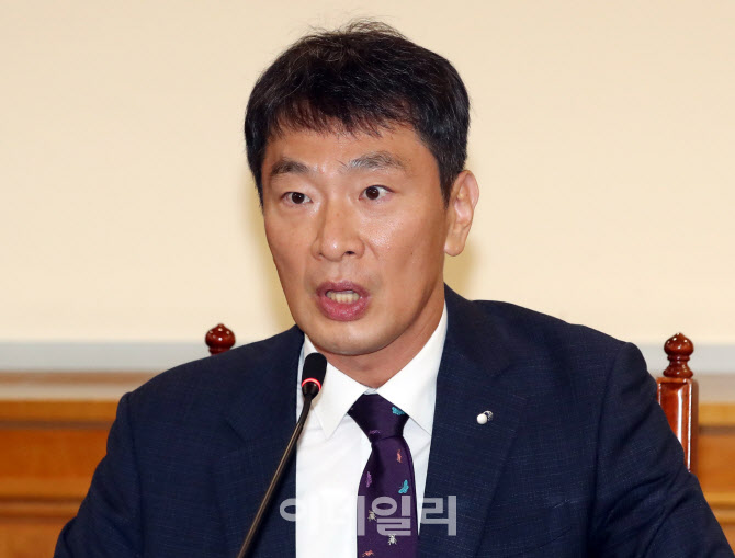 [포토]이복현 금감원장, "가계대출 관리 은행 자율적으로 강화해야"